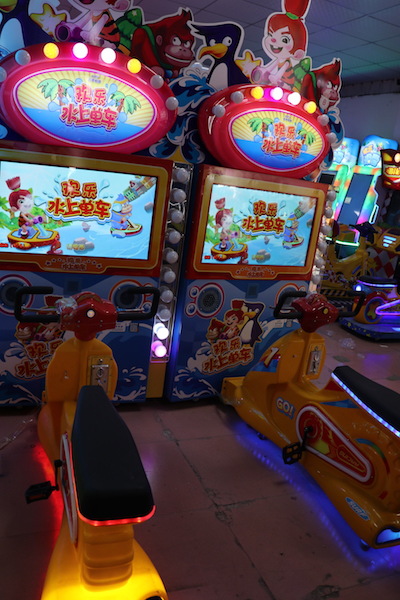 欢乐水上单车与合规少儿游戏机 休闲娱乐新选择